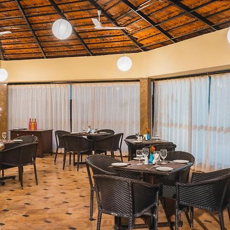 Coconut Grove Beach Resort Colva Exterior foto
