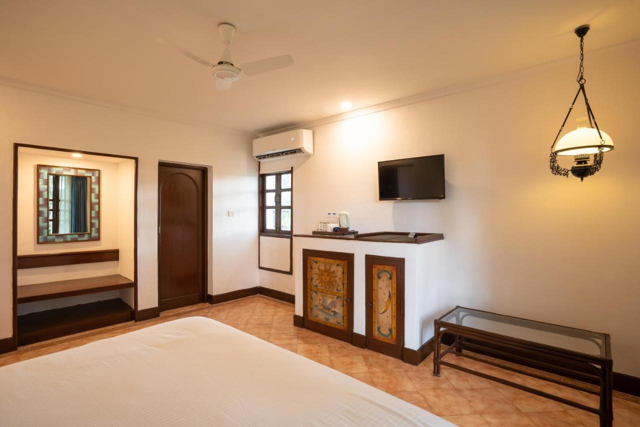 Coconut Grove Beach Resort Colva Exterior foto